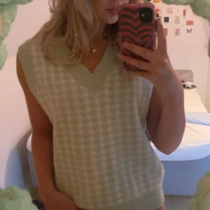 Trendig väst - Denna jätte skön fina pastell gröna västen från shein säljer jag. Jag älskar med den kommer tyvärr inte till använding. Den är stickad med inte alls stickig, det är enbart ett mjukt material