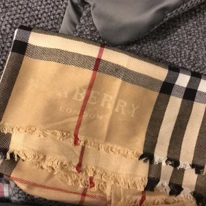 Burberry halsduk  - Helt ny och fräsch burberry halsduk,oanvänd