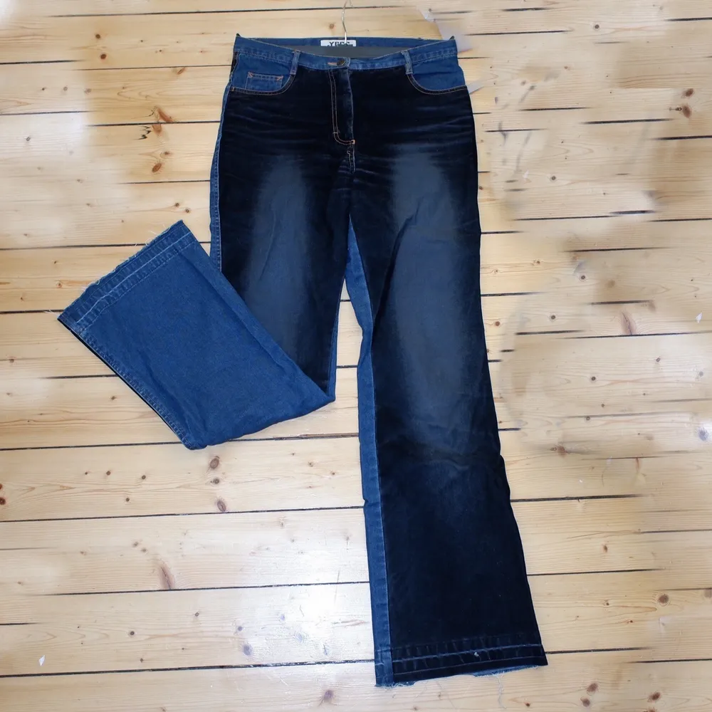 Byxor/jeans med sammetsdetaljer🌅 storlek är liten M/ större S. Jeans & Byxor.