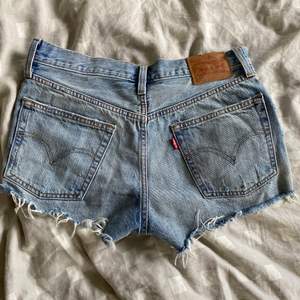 💥frakt ingår i priset!💥 Superfina levis shorts med slitningar perfekt nu till sommaren, säljs pga flytt och garderobrensning, i väldigt bra skick. 