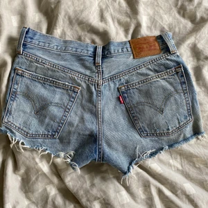 Levis shorts - 💥frakt ingår i priset!💥 Superfina levis shorts med slitningar perfekt nu till sommaren, säljs pga flytt och garderobrensning, i väldigt bra skick. 
