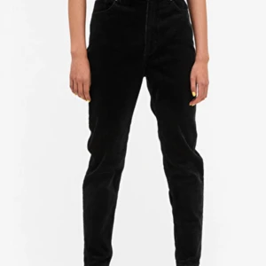 Manchester byxor - Svarta Manchester byxor från hm, storlek 34 ( hittade inte på deras hemsida men de från monki är ungefär exakt likadana ) säljer för 90kr + frakt 