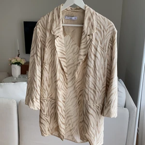 Perfekta kavajen för sommaren 🌞 - Väldigt lätt material, perfekta beige färgen. Lite oversize, så passar nog även en mindre M. Passar mig som har xs-s och sitter som sagt oversize