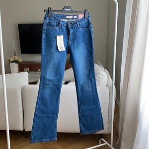 Oanvända 90s jeans, låg midja - Slim-fit, vida med låg midja. Helt oanvända med lapparna kvar. Storlek 27/32
