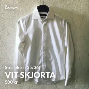 En vit skjorta från Dressman  finns i Helsingborg. Den är manlig men passar även kvinnor. Den har storleken xs alltså 35/36. Budet börjar på 500kr så buda gärna 