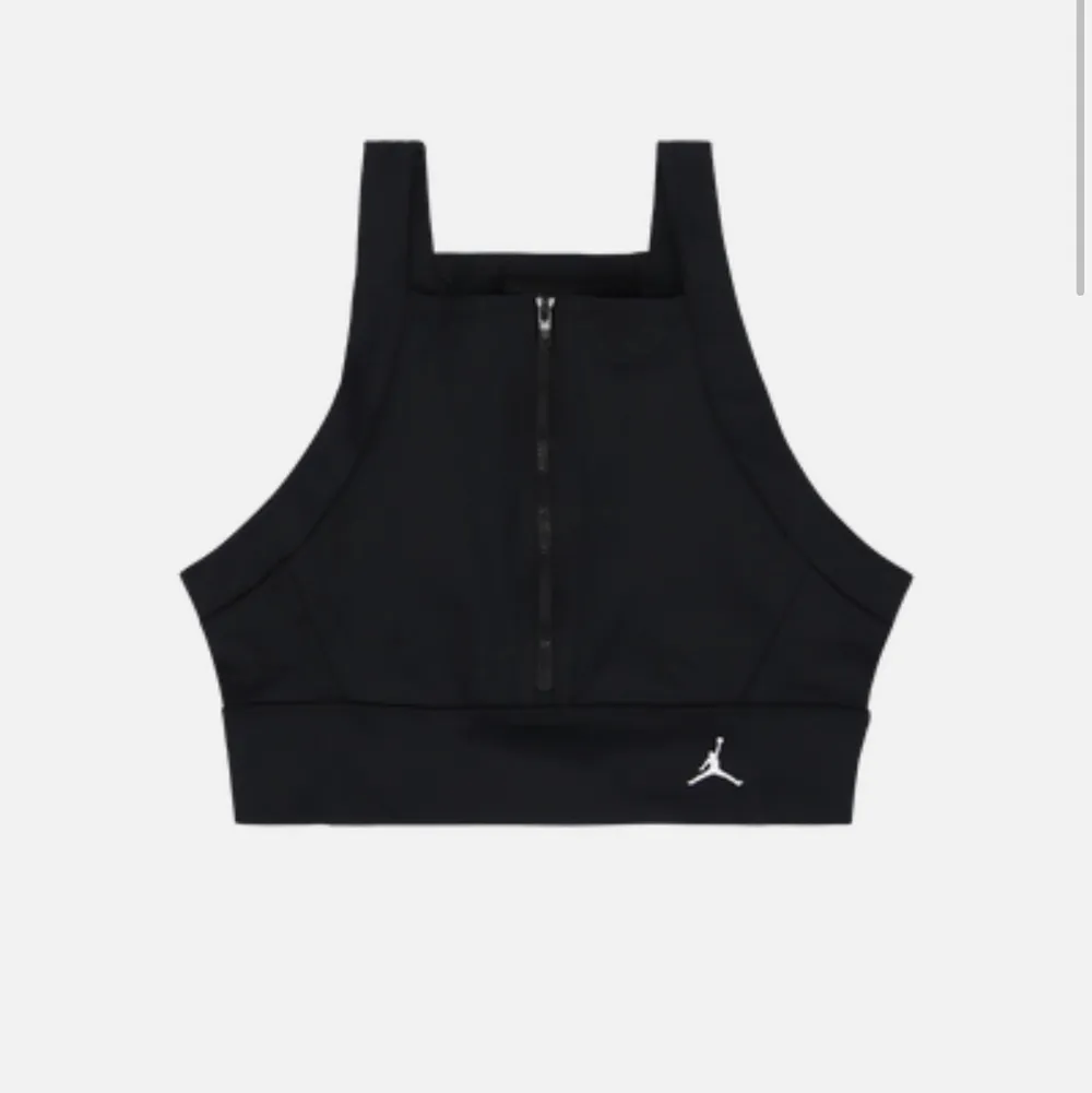 Säljer min unika crop tröja från Nike Jordan. I nyskick. Köpt på Nikes egna hemsida men den säljs inte längre så passa därför på att köp den av mig🤩 sitter extremt bra!  Inköpt för cirka 500kr och säljer för 349kr. Den har en kedja så den är anpassningsbar.  Storlek S. Toppar.