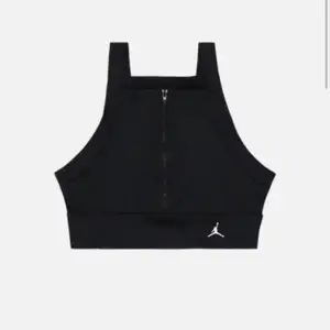 Säljer min unika crop tröja från Nike Jordan. I nyskick. Köpt på Nikes egna hemsida men den säljs inte längre så passa därför på att köp den av mig🤩 sitter extremt bra!  Inköpt för cirka 500kr och säljer för 349kr. Den har en kedja så den är anpassningsbar.  Storlek S