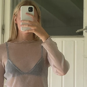 Glittrig topp - Glittlig top från Brandy Melville, använd fåtal gånger. Finns ej att köpa längre 