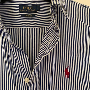 Polo randig blå/vit - Jättefin blå och vit polo skjorta, köpt i Italien använd Max en gång, den är som ny. Köparen står för frakten. 