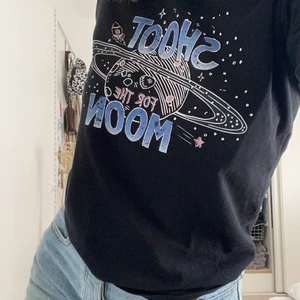 T-shirt  - Säljer denna snygga t-shirten med text på. Skitball men använder tyvärr inte längre ⭐️⭐️