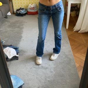 Replay jeans - Lågmidjade raka replay jeans. Jag är 167, byxorna är i nyskick💞 Storkek 29 men passar mig som är en 26
