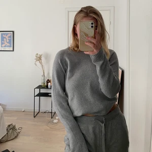 Stickad tröja  - Stickad tröja från Vero Moda. Perfekt att slänga på sig nu på sommarkvällarna och passar till allt. Jättemysigt och skönt material, önska att jag använde den mer ⭐️