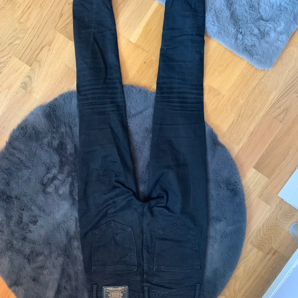 Svarta jeans ifrån crocker🔥. Super skinny. Waist är 27 tum och längden är 30 tum. 💕Köparen står för frakten. Skriv för fler bilder🥰. Jeans & Byxor.