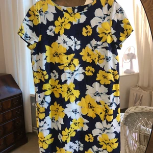 Blommig klänning Gant storlek 38 - Vacker blommig klänning från Gant, endast använd en gång. 38. Lite tjockare material.