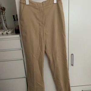 Beige kostymbyxor - Säljer dessa beiga kostymbyxor som tyvärr har blivit för stora för mig. De är i en storlek 38 och är i väldigt fint skick då de endast är använda cirka 3 gånger 🌸 DM:a för fler bilder eller frågor 😀