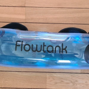 Flowtank  - Viktredskap från Flowlife som fylls med valfri mängd vatten. Vattnet är vikten och en får träna balans mm när vattnet flyttar sig i behållaren. Oerhört effektivt. Originallåda, pump och färg för att piffa upp vattnet följer med. Eventuell frakt tillkommer