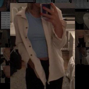 Manchester skjorta - Snygg manchester inspirerad skjorta köpt på h&m, knappt använd så väljer istället att sälja den till någon som vill ha den!😍 *köparen står för frakt*