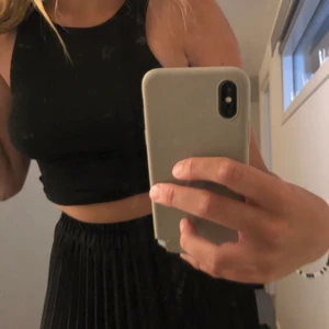 Weekday Linne - Säljer detta svarta linne från weekday i storlek S. Går både att ha croppat och långt. Priset är 40kr + frakt🖤