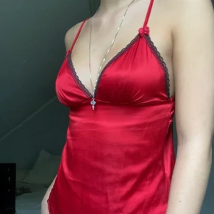 Sidenlinne - Rött nattlinne i siden. Super bekvämt och gulligt, går att ha som en topp ute eller sova i.