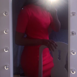 Zara klänning - Neonrosa ribbad klänning från zara. Jätteskönt material. Så fint när man är brun också! Använd en gång