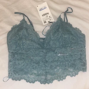 Spets topp - Jättefin spets topp från Zara Som tyvärr är för stor för mig. Den är helt ny med prislapp på.