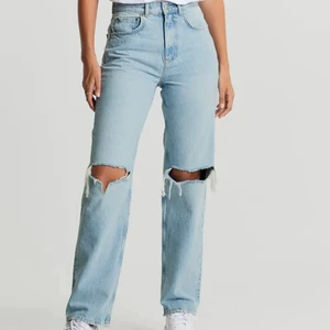 90s high waist jeans  - Nu säljer jag mina high waist jeans från Gina Tricot eftersom att dom har blivit förstora för mig, använda ett par gånger men är som nya. Är 1,68 och dom går ända ner till fötterna. Köpta för 500 och säljer för 300, fri frakt💗