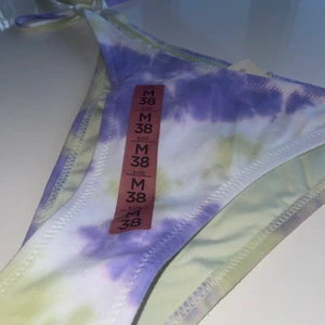 Bikini underdel  - Säljer fin bikini underdel, från pull & beer i storlek M / 38 eftersom jag råkade beställa hem 2. Alltså inte ens testade. 