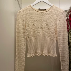 Populär zara topp - Säljer nu min otroligt fina och populära tröja från Zara. Har endast använts 2 gånger och är i princip helt ny. SÄLJER ENDAST VID BRA BUD!! Kommer inte sälja för under 350 kr!!!! Köparen står för frakt!!!!!