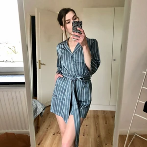 NY! Kul jumpsuit i storlek 36 från NA-KD - NY! Kul jumpsuit i storlek 36 från märket NA-KD. Jättefin i färg! 200 kr.  Passar storlekar 34-36 och 160-170 cm. Jag är 175 cm och 34 i storlek.   Hämtas i Tumba.  Fraktas mot fraktkostnader.