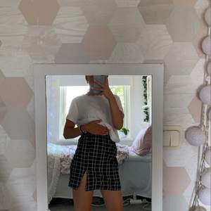En kjol från SHEIN i storlek XS. Bra skick och töjbar. Kommer  tyvärr inte till användning däremot. Skriv privat om du är intresserad och för mer information/fler bilder. Köparen står för frakt:)