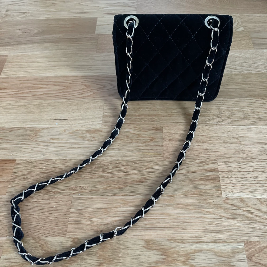 LITEN SVART VÄSKA 50 SEK - 91