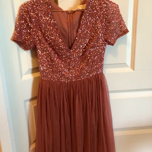 Asos klänning Petite Strl. XS - Hej! Säljer denna fina klänning. Haft en gång på ett bröllop. Det är en petite storlek är och jag är 160 cm men liten byst. Så fin klänning. Färgen är ljusare än på bilden. Skriv för flera bilder.