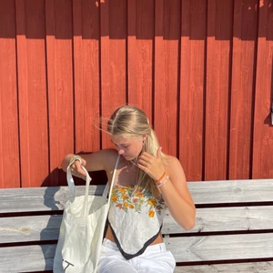 Blommig scarf - Superfin scarf i jättehärligt material. Känns som äkta siden. Har lite slitningar men inga synliga då jag använt den mycket. Budgivning i kommentarerna gäller. KÖP DIREKT: 80kr🌼