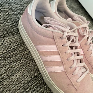 Addidas skor - Rosa addidas skor, fint skick! Lite smuts på som säkert går att tvätta bort. ”Sammetsmaterial”, inte mycket använda. Storlek 40/41. Kan gå ner i pris vid snabb affär