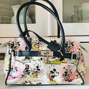 Disney bag - En vit handväska med lås och nyckel. Disney, Musse & Mimmi. Fin skinnimitation. Märke: Disney. Höjd: 21 cm ca. Bredd: 29 cm ca. Djup: 9,5 cm ca. Skick: Fint skick... frakt tillkommer beroende på vikt och önskemål i frakt.