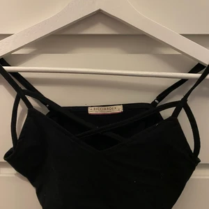 svart linne  - super tjusigt linne med streck vid urringningen som får den att se super snygg ut! aldrig använd och är därmed i gott skick💕 