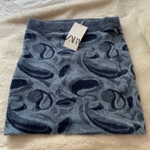 Zara kjol - Jacquardkjol från zara i storlek M men passar S. Satt inte så bra på min kroppsform. Aldrig använd med lappen kvar. (Söker även en i storlek S)