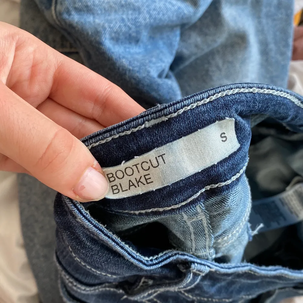 Trendiga låg midjade bootcut blake jeans i dark wash i stretchigt material. Strl S men passar allt från XS - M. Ordinarie pris är 400 men säljer för 100 då dem är relativt använda. Inga fläckar och i bra skick! Ni står för frakten.. Jeans & Byxor.