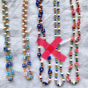 Halsband  - Färgglada nyheter till sommaren🌸 Blomhalsband för 60kr och enfärgade för 40kr 🍓 för mer följ min instagram exk.design. 