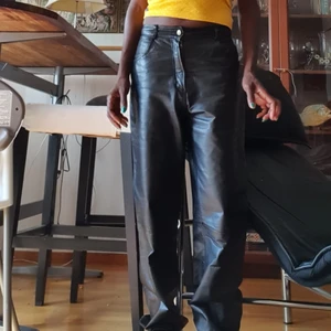 Åkta boy to girl skin buggy leather byxa  - En åkt skin buggy boy to girl leather byxa I mycket bra skick och passar till båda kön. Sitter jätte perfect över size och matcherar med allt. Finns fler bilder och bud I kommenterna 