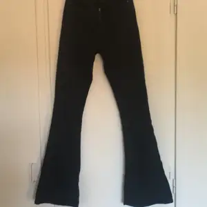 Jag säljer ett par svarta Ginatricot jeans i storlek S. Passar även som XS S och M, dom är använda 4 gånger och är tvättade varje gång efter användning. Säljer dom för att jag har bytt stil 💕💕