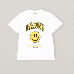 Ganni t-shirt - Intressekoll! En nästan helt oanvänd t shirt från Ganni! Den är något för stor för mig buda i kommentarerna. Säljer ändats vid bra bud! slutsåld                                                                                   Köpt på Gannis hemsida i storlek S kan även byta mot en xs! Kan även byta mot en Stella väska, Zadig väska + att jag betalar