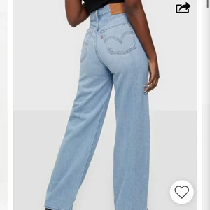 Levis jeans - Säljer mina snygga levis jeans i storlek 25💞 säljer för 300kr🥰 kolla även in mina andra plagg jag säljer!!🥰✨ (bilder från nellys hemsida), kom privat för fler bilder🥰
