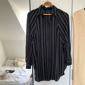 Randig skjortklänning - Säljer denna randiga skjortklänningen!🌸 storlek L och såhär sitter den på mig som vanligtvis har storlek S! 💚100kr + frakt!💚