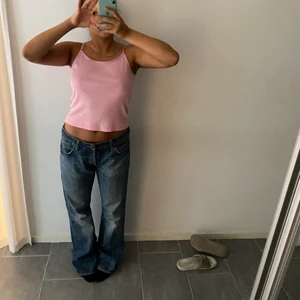 Ribbat linne! - Rosa linne, passar till mycket. Möts på söder annars står köparen för frakt på 45kr ❤️