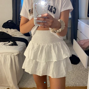 Vit volangkjol  - Säljer pga att den aldrig kommit till användning. Kjolen är i barnstorlek 146/152 men materialet vid midjan är väldigt stretchigt så passar även en xs/s. 150kr+frakt 🥰