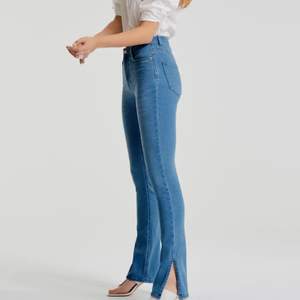Fina jeans från Gina tricot💙 strl S Eventuell frakt betalas av köparen. Annonsen finns på flera sidor.