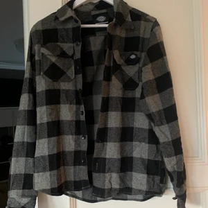 Dickies - Flanellskjorta GRÅ - säljes då den aldrig kommit till användning och bara tar plats 