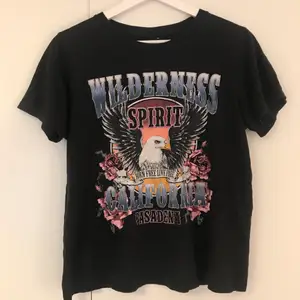 Vintageinspirerad rockig tshirt🖤🖤 Använd men i bra skick! 