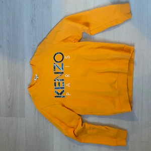 Kenzo sweatshirt - Tröjan är använd men i väldigt bra skick. Nypris 2099kr. Frakt står köparen för.